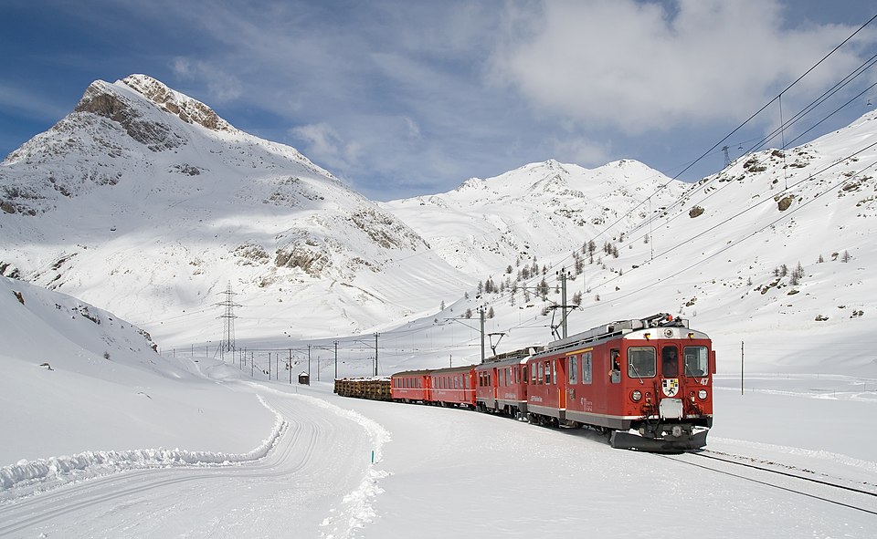 Berninabahn zwischen Lagalb und Ospizio Bernina im Winter.jpg